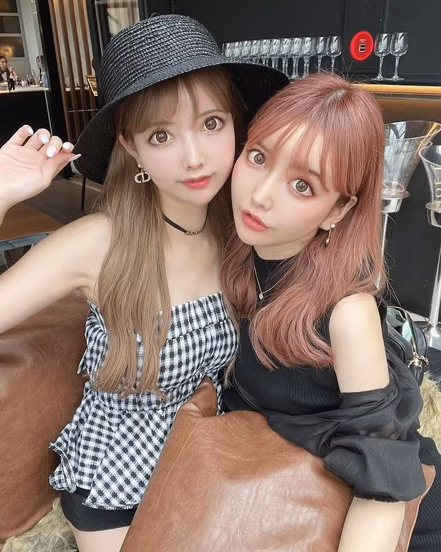 Bị ảnh hưởng tinh thần, Chie và Chika tìm ra những khiếm khuyết trên gương mặt mình. Ngay khi đủ tuổi, cặp song sinh bắt đầu phẫu thuật thẩm mỹ vì xem đây là cách dễ nhất để thay đổi ngoại hình.