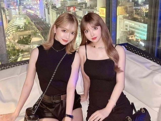 Chie là người đầu tiên dao kéo. Sau khi thấy kết quả tốt, Chika cũng làm theo chị. Cả hai không cùng lúc thực hiện các thủ thuật làm đẹp giống nhau song với vẻ ngoài hiện tại, cặp chị em đều chưa có ý định dừng lại. Ví dụ, gần nhất, Chika loại bỏ mỡ ở khóe miệng và gần cánh mũi còn Chie cấy mỡ hốc mắt.