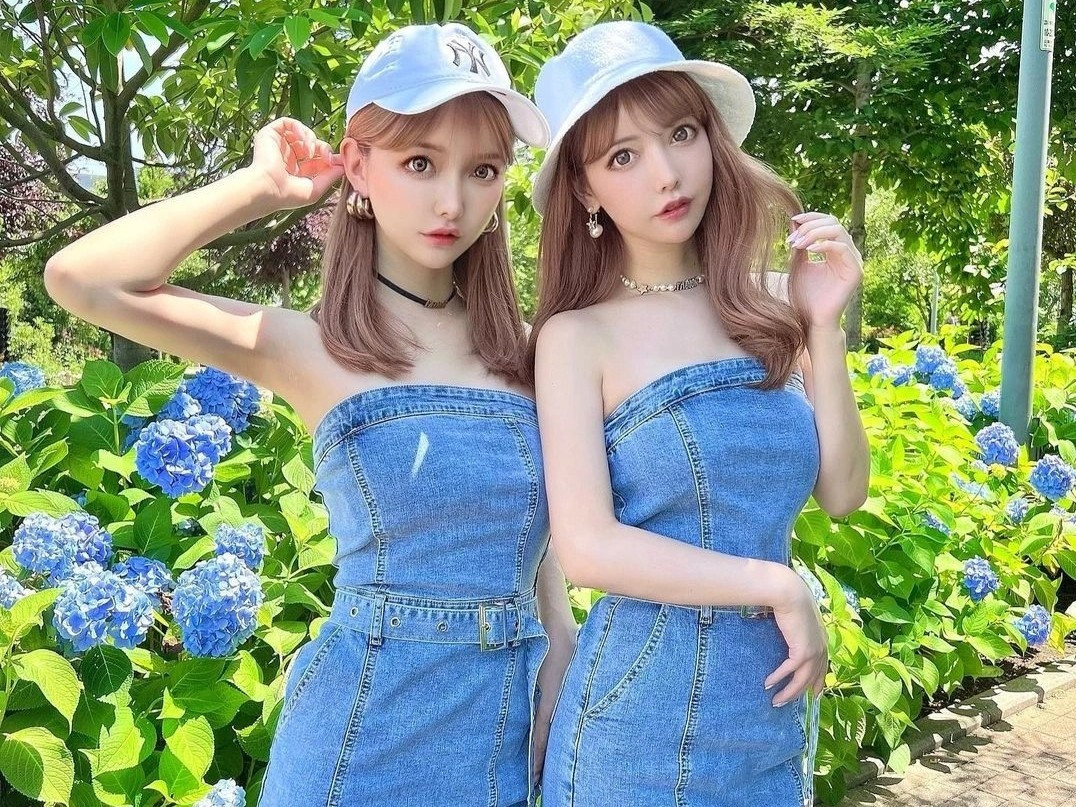 Ban đầu, vì không muốn tiếp tục bị so sánh với nhau, chị em nhà Yoshikawa muốn dao kéo để có ngoại hình giống hệt người kia. Song theo thời gian, cả hai nhận ra bản thân có phong cách làm đẹp riêng.