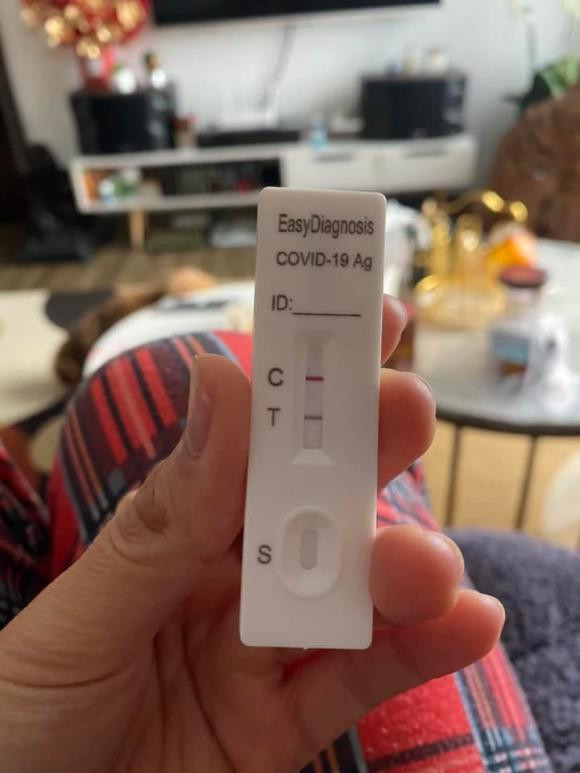 Bi nhiem COVID-19, sieu mau Ha Vy ngoi day khong noi