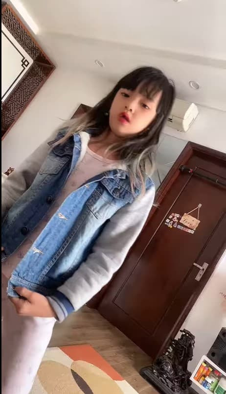 Bi nhiem COVID-19, sieu mau Ha Vy ngoi day khong noi-Hinh-3