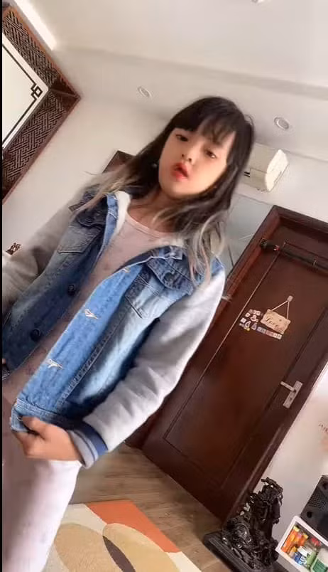 Bi nhiem COVID-19, sieu mau Ha Vy ngoi day khong noi-Hinh-3