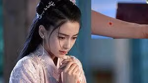 Not ruoi chu sa tren ngon tay cai cua phu nu co y nghia gi?