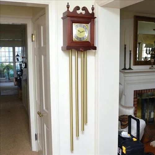 Không đặt đồng hồ trước cửa. Một số người cho rằng việc đặt đồng hồ trước cửa sẽ tiện cho việc xem thời gian, giúp mọi người chủ động hơn trong việc thực hiện các việc cần thiết đúng giờ. Tuy nhiên, đặt đồng hồ ngay ở khu vực cửa ra vào lại được coi là một đại kỵ phong thủy.