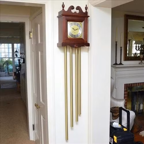 Không đặt đồng hồ trước cửa. Một số người cho rằng việc đặt đồng hồ trước cửa sẽ tiện cho việc xem thời gian, giúp mọi người chủ động hơn trong việc thực hiện các việc cần thiết đúng giờ. Tuy nhiên, đặt đồng hồ ngay ở khu vực cửa ra vào lại được coi là một đại kỵ phong thủy.