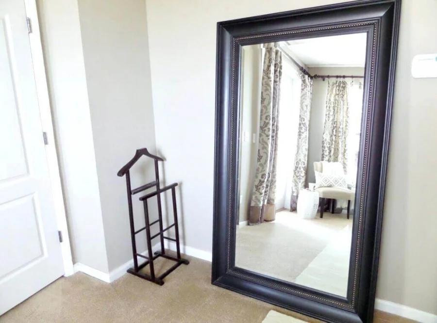 Đặt gương ở vị trí này cũng được cho là khiến các mối quan hệ của mọi người trong gia đình đi theo hướng tiêu cực, dễ mâu thuẫn, cự cãi, sức khỏe cũng bị ảnh hưởng. Ngoài ra, đặt gương ở ngay vị trí cửa ra vào sẽ khiến gia đình mất đi sự riêng tư, an toàn và tạo cảm giác bất an.