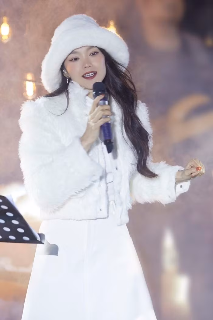 My nhan Viet lang xe mu long trang: Hoa Minzy nhu cong chua tuyet