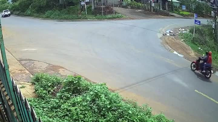 Canh xe may cho 3 lao vao hong xe tai o nga tu