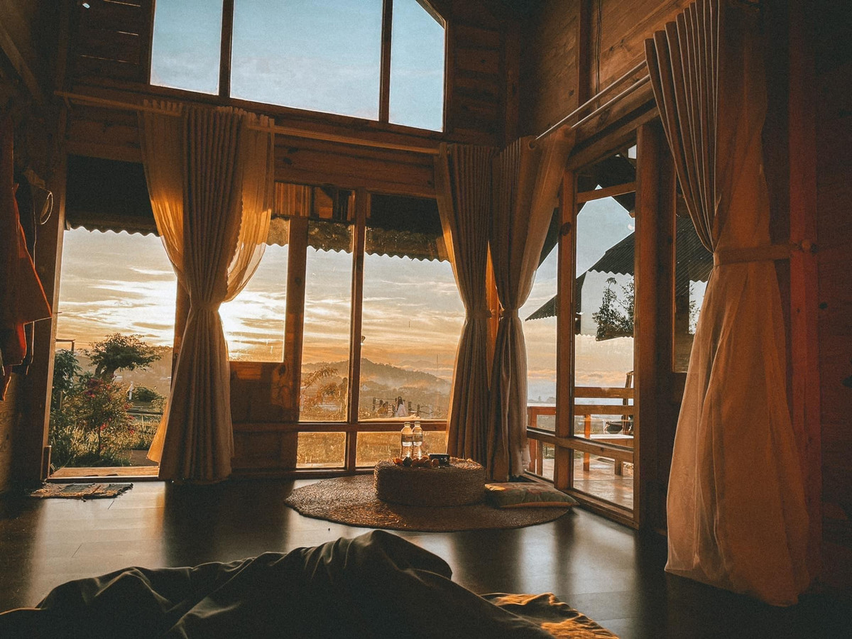 Co gai dung nha go, song giua hoa co, may troi o Da Lat-Hinh-11