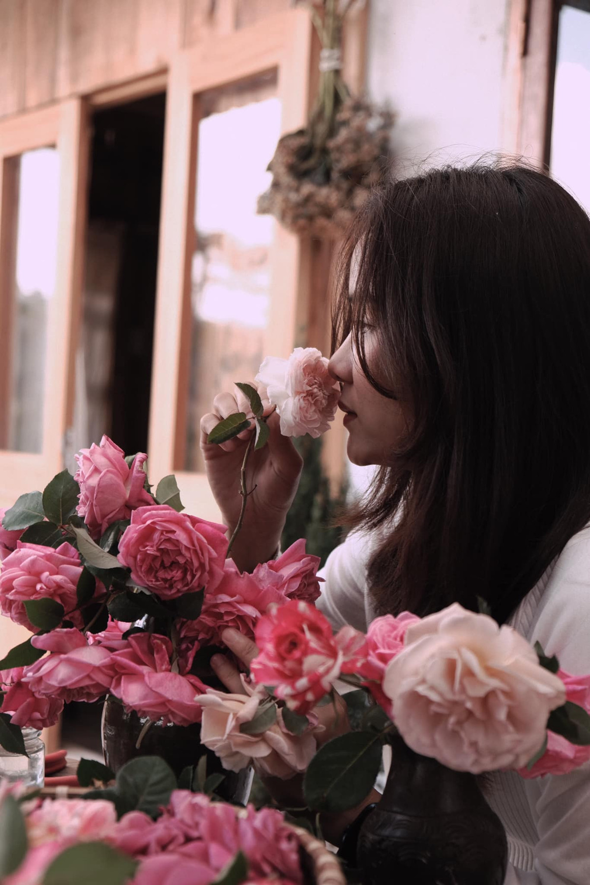 Co gai dung nha go, song giua hoa co, may troi o Da Lat-Hinh-7