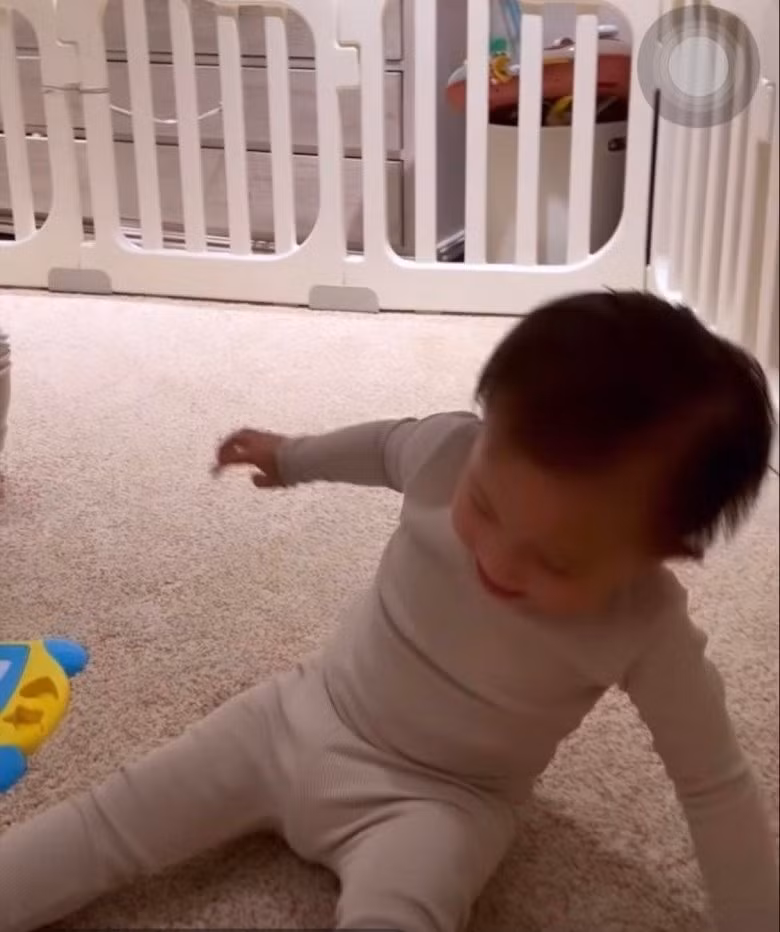 Phản ứng trái ngược của cặp song sinh nhà Hà Hồ với Subeo - Hình 2 Phan ung trai nguoc cua cap song sinh nha Ha Ho voi Subeo-Hinh-2