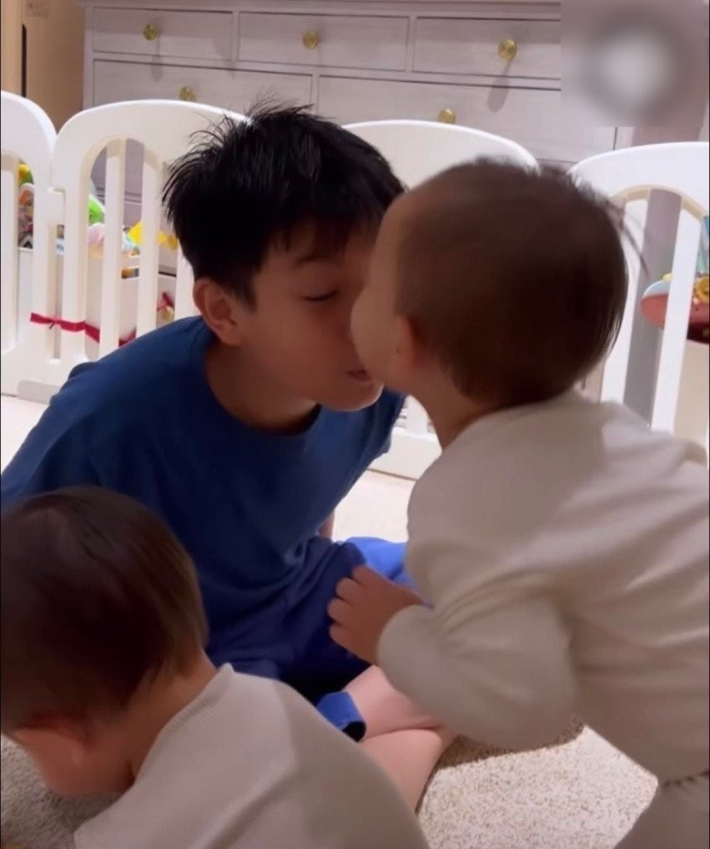 Phản ứng trái ngược của cặp song sinh nhà Hà Hồ với Subeo Phan ung trai nguoc cua cap song sinh nha Ha Ho voi Subeo