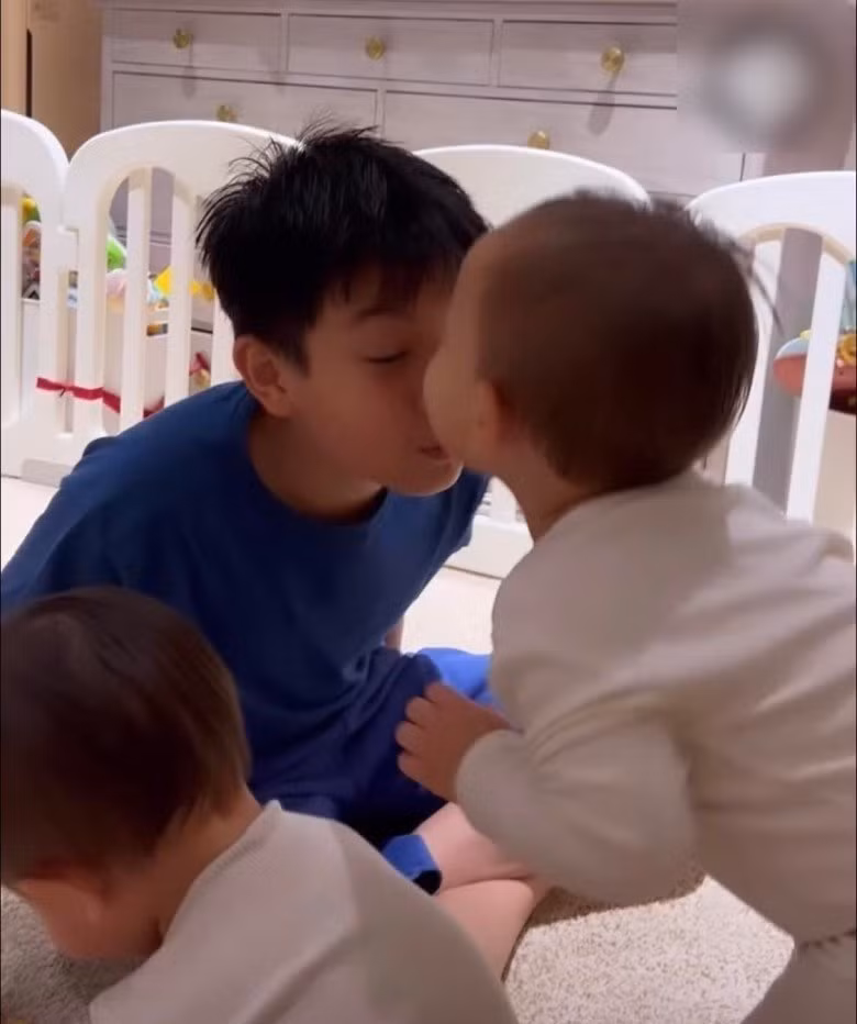 Phản ứng trái ngược của cặp song sinh nhà Hà Hồ với Subeo Phan ung trai nguoc cua cap song sinh nha Ha Ho voi Subeo