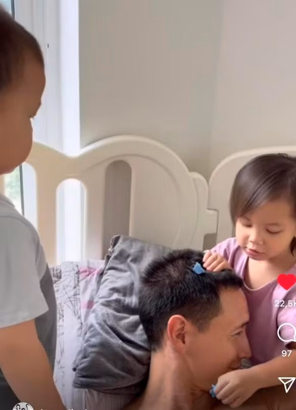 Vắng Hà Hồ, Kim Lý trở thành trò chơi cho cặp song sinh - Hình 4 Vang Ha Ho, Kim Ly tro thanh tro choi cho cap song sinh-Hinh-4