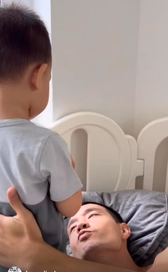 Vắng Hà Hồ, Kim Lý trở thành trò chơi cho cặp song sinh - Hình 2 Vang Ha Ho, Kim Ly tro thanh tro choi cho cap song sinh-Hinh-2