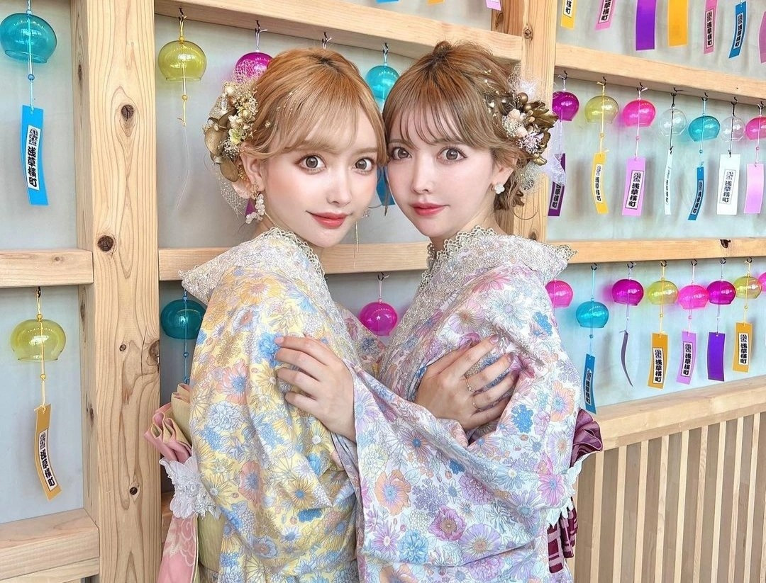 Cặp song sinh Nhật Bản sửa mặt để 'không ai đẹp hơn' người còn lại ảnh 1