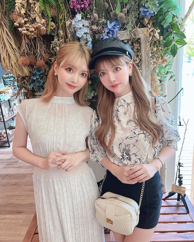 Cặp song sinh Nhật Bản sửa mặt để 'không ai đẹp hơn' người còn lại ảnh 9