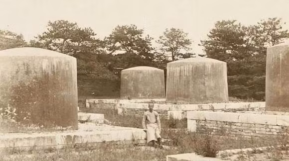 Nha Thanh da suy vong, tai sao van con nguoi canh giu lang mo?-Hinh-5