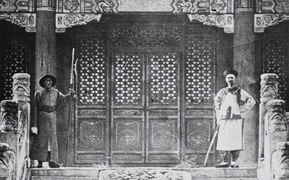 Nha Thanh da suy vong, tai sao van con nguoi canh giu lang mo?-Hinh-4