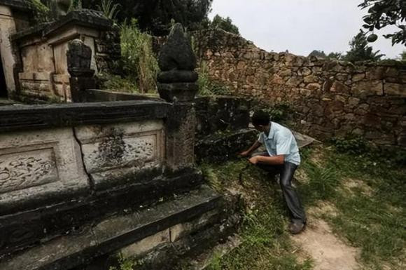 Nha Thanh da suy vong, tai sao van con nguoi canh giu lang mo?-Hinh-7