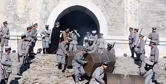 Nha Thanh da suy vong, tai sao van con nguoi canh giu lang mo?-Hinh-6