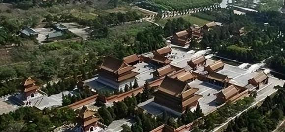 Nha Thanh da suy vong, tai sao van con nguoi canh giu lang mo?