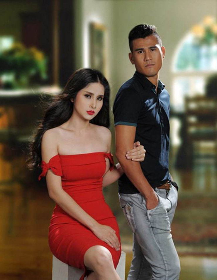 Năm 16 tuổi, cô quen biết và yêu cầu thủ Phan Thanh Bình. Năm 21 tuổi, người đẹp lên xe hoa, ở nhà làm công việc nội trợ, chăm sóc con gái nhỏ. Tuy nhiên, sau chục năm chung sống, cặp đôi ly hôn. Thảo Trang ra đi tay trắng và làm lại từ đầu khi bước sang tuổi 30.