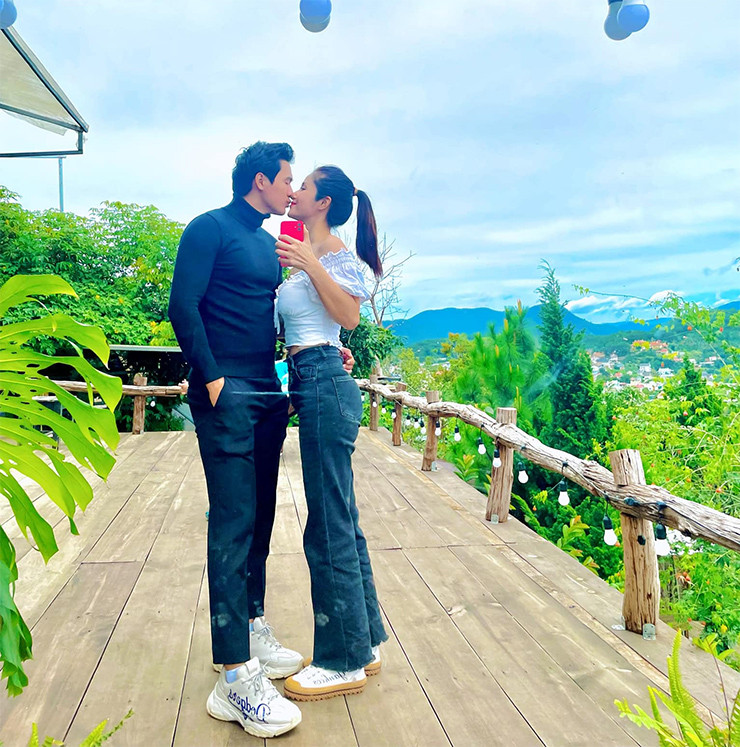 Trên trang cá nhân, Thảo Trang thường chia sẻ với người hâm mộ khoảnh khắc đáng yêu của hai con cũng như sự ân cần, chu đáo của ông xã đối với mình.