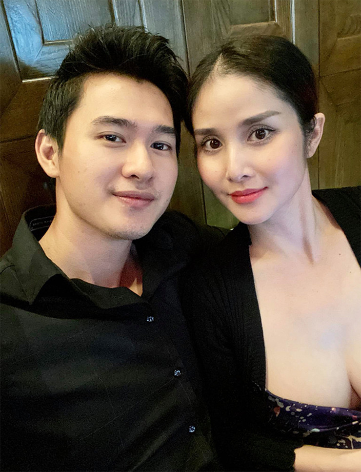 “Lúc mới quen, tôi rất sợ vì mình đã lớn tuổi và từng có gia đình rồi, không biết anh này có thương mình thật lòng không. Thêm sự cản trở của gia đình nữa, tôi rất tủi thân. Nhưng được cái là anh ấy lúc nào cũng bảo vệ người yêu, đứng ra gánh vác tất cả…", nữ diễn viên trải lòng trong chương trình “Giải mã tri kỷ”.