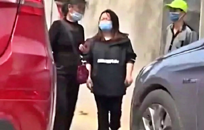 Chong cui dau cam nin khi biet nguyen nhan vo ngoai tinh-Hinh-2