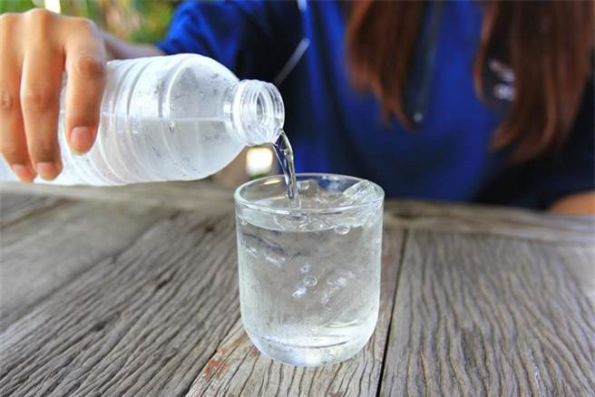 Uống nước theo kiểu này chẳng khác nào "tự đầu độc" ảnh 2 Uống nước theo kiểu này chẳng khác nào "tự đầu độc" ảnh 2