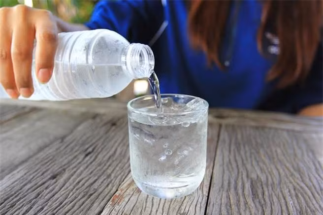 Uống nước theo kiểu này chẳng khác nào "tự đầu độc" ảnh 2
