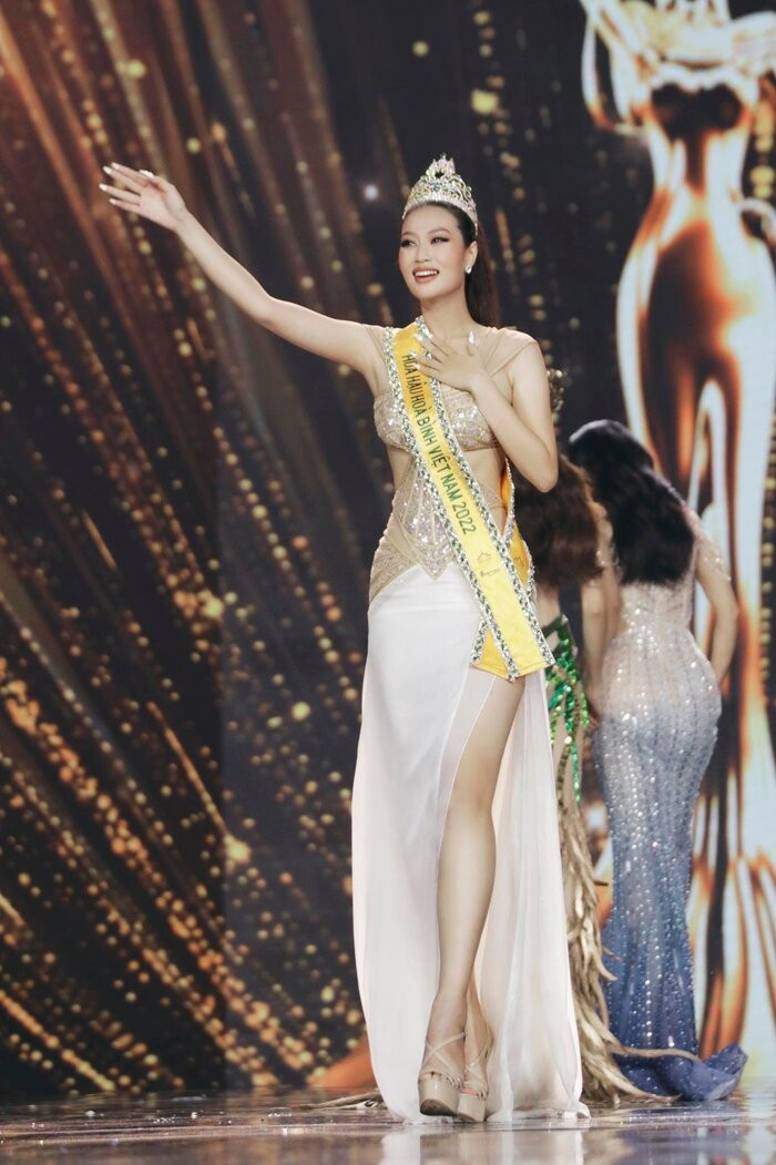 Tân Miss Grand Vietnam 2022 thời áo dài đến trường Tan Miss Grand Vietnam 2022 thoi ao dai den truong