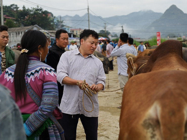 Phiên chợ này chỉ diễn ra từ 5h sáng đến 13 giờ chiều ngày chủ nhật hàng tuần.