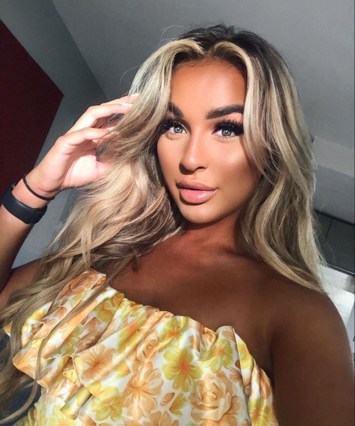 br/> Foden thường xuyên thả tim, tương tác với Holly Burns. Điều này không qua mắt được cô bạn gái Rebecca Cooke.