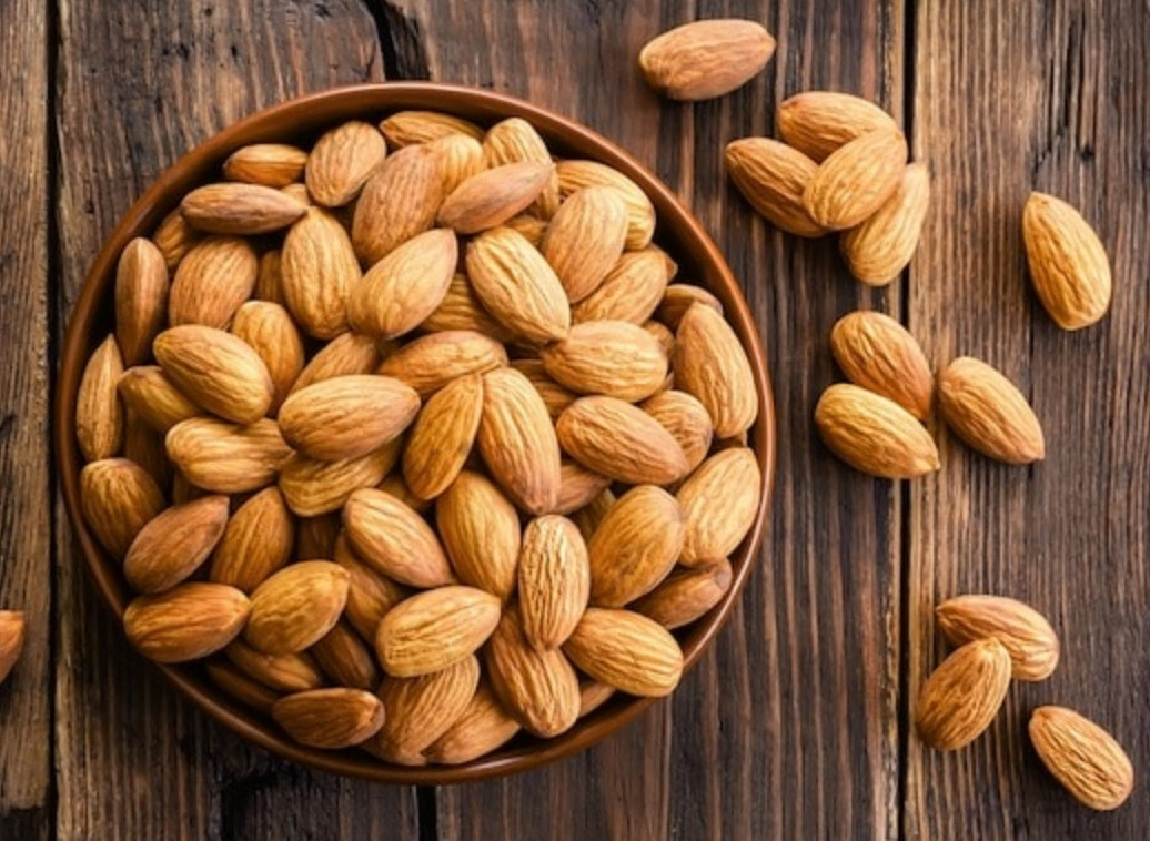 Hạnh nhân: Trong mỗi khẩu phần, hạnh nhân chứa 246 mg canxi, trở thành món ăn nhẹ tuyệt vời để thưởng thức. Hạnh nhân cũng giàu chất béo lành mạnh, chất xơ và magiê. Ăn hạnh nhân và các loại hạt cũng có thể giúp giảm huyết áp, chất béo trong cơ thể và nhiều yếu tố nguy cơ khác đối với bệnh chuyển hóa. Ảnh: Santorino.