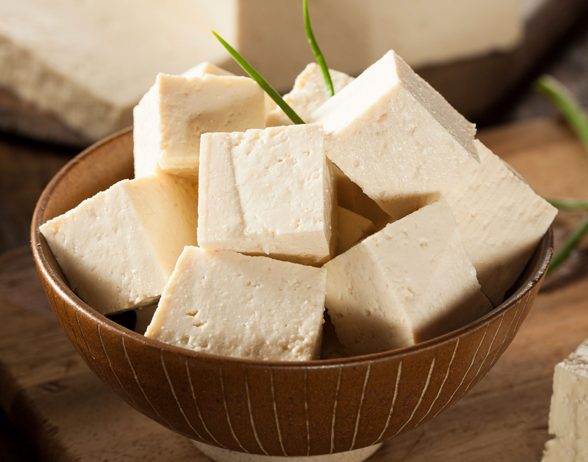 Đậu phụ: Thực phẩm này là nguồn cung cấp canxi dồi dào. Tùy thuộc vào nhãn hiệu và độ chắc, hàm lượng canxi trong đậu phụ có thể khác nhau, dao động trong khoảng 275-861 mg mỗi khẩu phần. Ảnh: Bbcgoodfood.