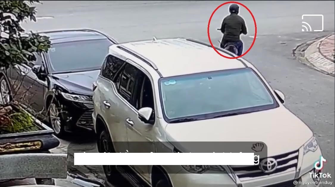 Giua ban ngay, trom dap vo cua kinh o to, cuom do gay phan no-Hinh-5