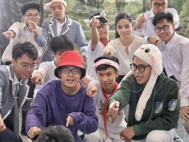 THPT chuyen Ha Noi - Amsterdam: Quay tung 