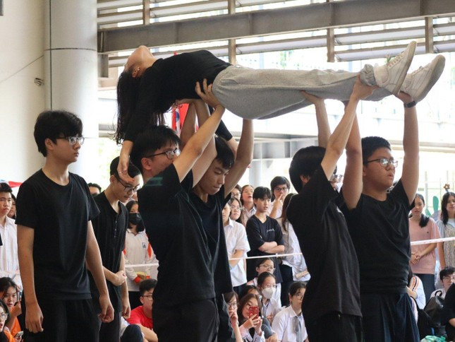 THPT chuyen Ha Noi - Amsterdam: Quay tung 