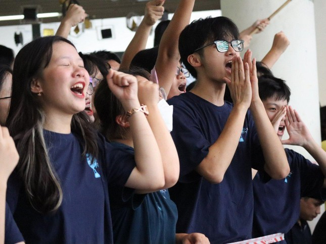 THPT chuyen Ha Noi - Amsterdam: Quay tung 