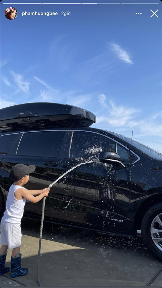 Phạm Hương khoe cảnh cậu con trai đang rửa xe cho mình. Max tỏ ra rất thích thú với việc rửa siêu xe. Nhóc tì thể hiện bản thân rất "thạo việc", cẩn thận vệ sinh từng chi tiết vị trí chứ không chỉ là chơi đùa.