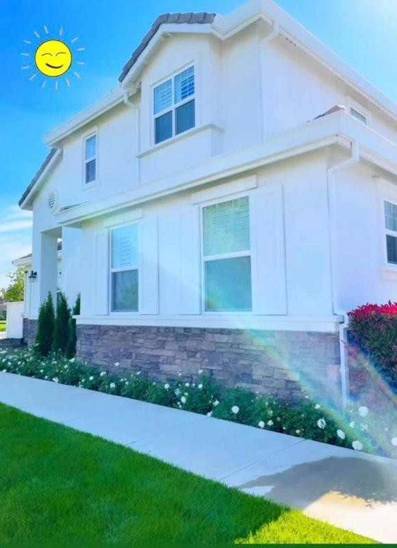 br/> Có mẹ là Hoa hậu đình đám, không khó hiểu khi các con của Phạm Hương luôn khiến khán giả "đổ gục" trước những hình ảnh đáng yêu. Mới đây, mỹ nhân họ Phạm tranh thủ khoe căn biệt thự mới cực hoành tráng tại mỹ. Ngôi nhà của cô có màu trắng chủ đạo, góc nào cũng được sắp xếp chỉn chu, gọn gàng và toát ra vẻ sang trọng của gia chủ. Bất ngờ nhất là khoảnh khắc bé Max mới 4 tuổi đã giúp mẹ vệ sinh chiếc siêu xe.