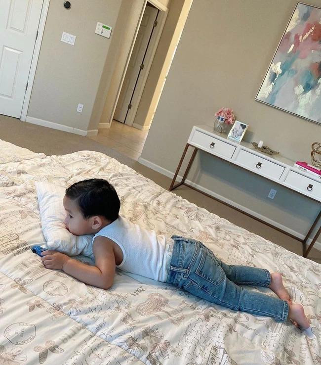 ừ khi có con, Phạm Hương hạn chế đăng ảnh của bản thân lên mạng xã hội. Thay vào đó cô chia sẻ rất nhiều khoảnh khắc dễ thương của con trai. Nhiều người phát hiện ra, Max trộm vía lớn nhanh qua từng ngày.