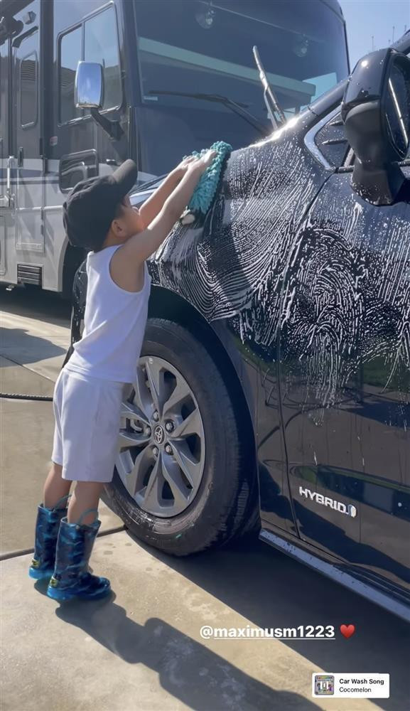 áng chú ý nhất là ngoại hình lớn phổng phao của bé Max. Trong khoảnh khắc miệt mài đứng lao động, con trai Phạm Hương để lộ đôi chân cực phẩm chuẩn gen mẹ.