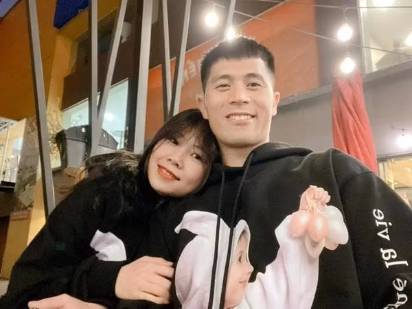 Van Lam, Dinh Trong va nhung cau thu Viet co moi tinh chi em