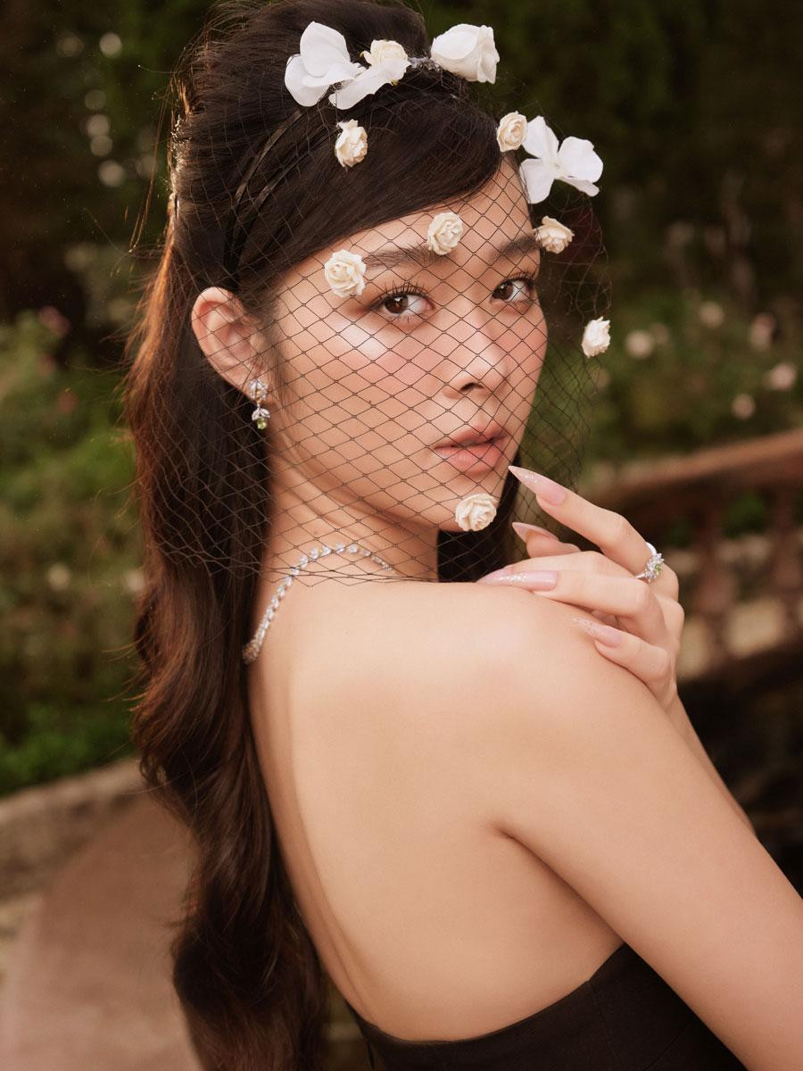 Hiện tại nữ diễn viên phim Trại hoa đỏ đang ráo riết chuẩn bị ra mắt một số ca khúc nhạc trẻ cover để thỏa mãn đam mê âm nhạc. Khi được hỏi có định chuyển hướng sang con đường ca hát không thì nữ diễn viên cho rằng mọi thứ cũng phải cần có thời gian.