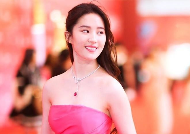 Moi quan he mo am cua Luu Diec Phi va cha nuoi ty phu-Hinh-8