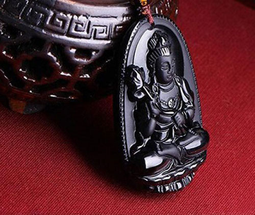 Đeo Phật bản mệnh. Phật bản mệnh là một vật phẩm phong thủy cát tường có ý nghĩa tâm linh. Người gặp năm khó khăn, trắc trở, mọi việc không thuận, công việc bất định, rung chuyển bất an, thị phi đeo bám, khổ nạn lắm, hay có tai ương gây khó dễ, cãi vã về tiền bạc, tình cảm, quan hệ giao tiếp hao tốn thì nên thỉnh Phật bản mệnh về đeo. 