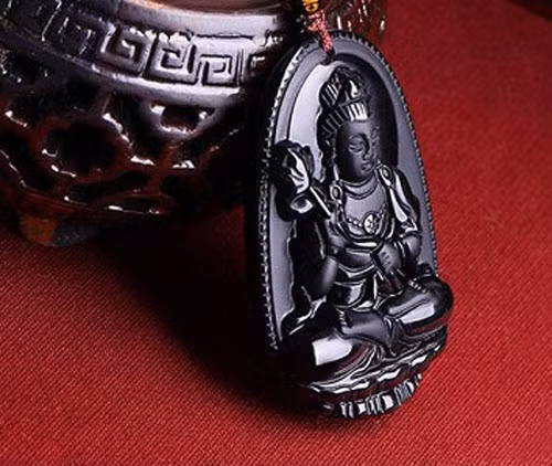 Đeo Phật bản mệnh. Phật bản mệnh là một vật phẩm phong thủy cát tường có ý nghĩa tâm linh. Người gặp năm khó khăn, trắc trở, mọi việc không thuận, công việc bất định, rung chuyển bất an, thị phi đeo bám, khổ nạn lắm, hay có tai ương gây khó dễ, cãi vã về tiền bạc, tình cảm, quan hệ giao tiếp hao tốn thì nên thỉnh Phật bản mệnh về đeo. 